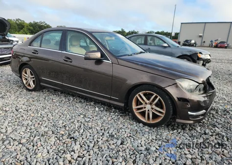 2013 Mercedes-Benz C 250 z USA, uszkodzony, nr VIN WDDGF4HB5DA824902